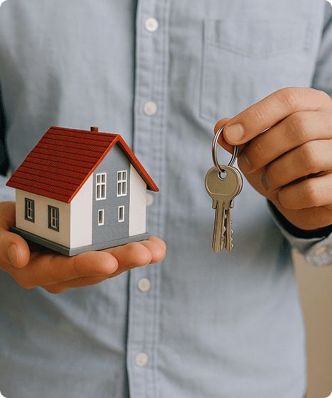 Pessoa segurando uma chave e uma casa, representando a conquista do novo lar.